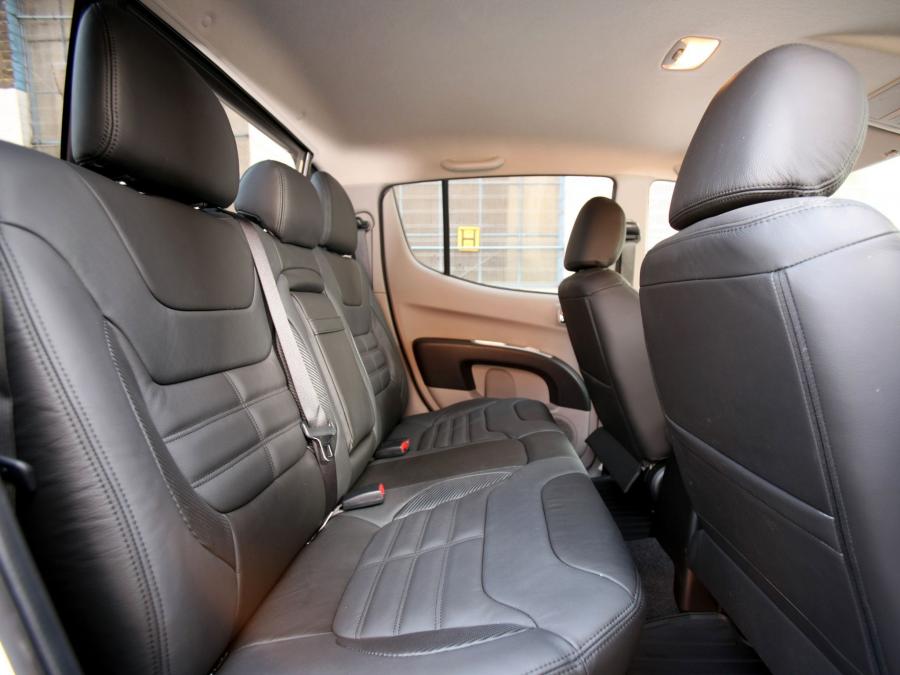 Интерьер Mitsubishi L200 Black Barbarian 2012 года  (UK) (фото 8 из 68)